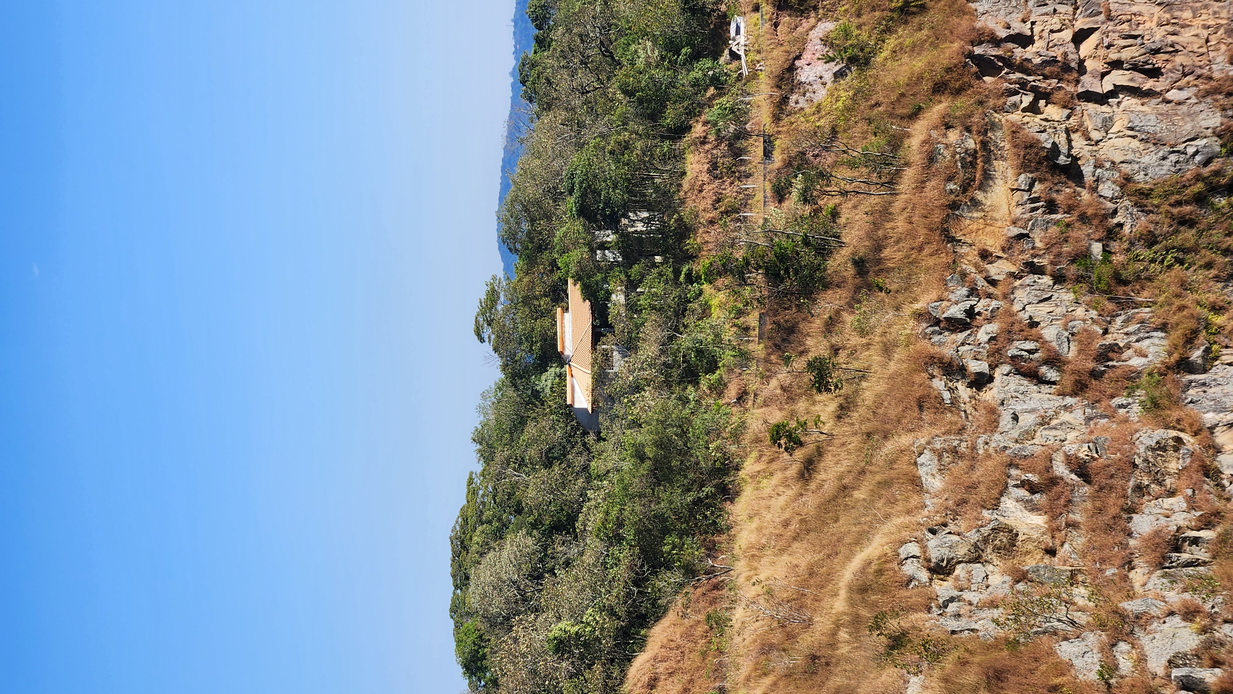 Paisagem da pedreira com casa distante