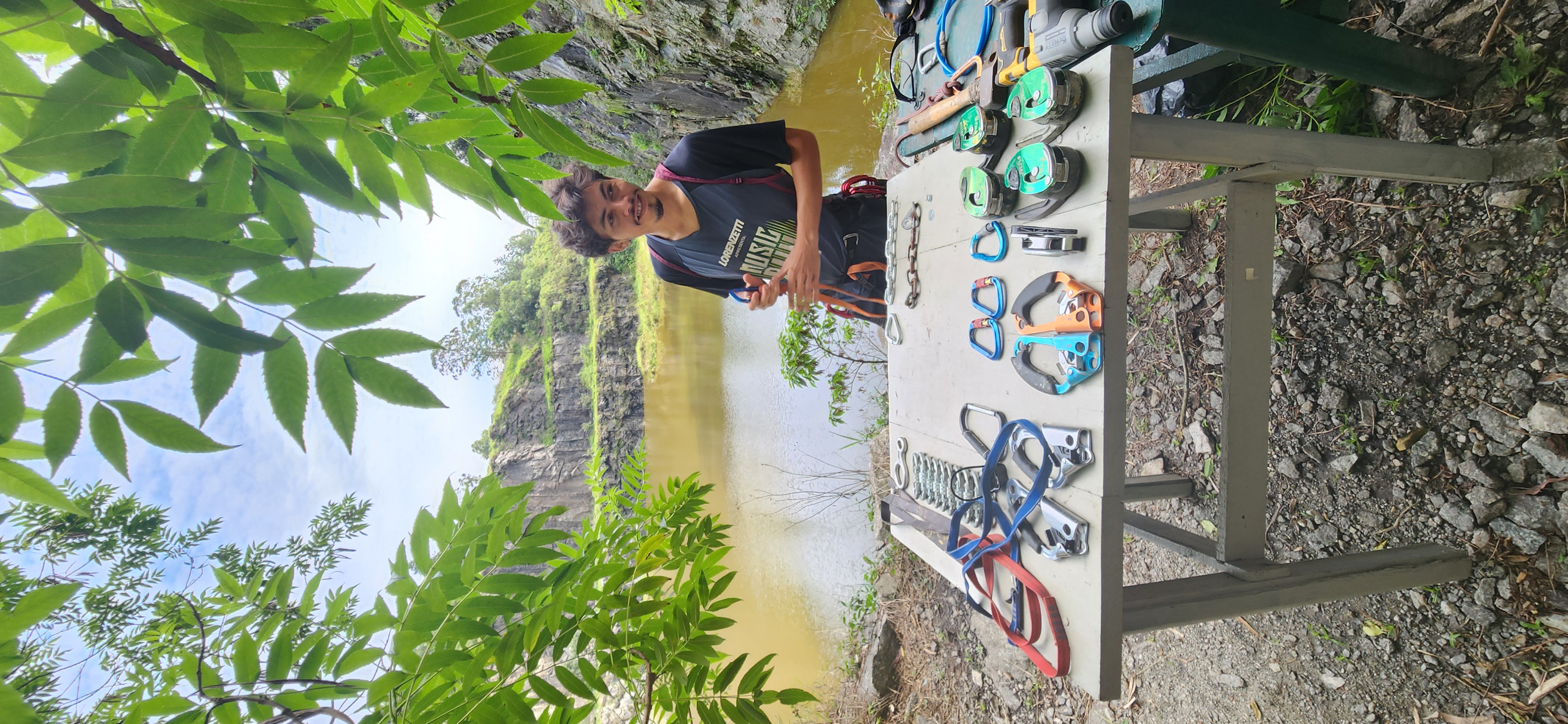 Escalador com equipamentos de segurança à beira do lago da pedreira