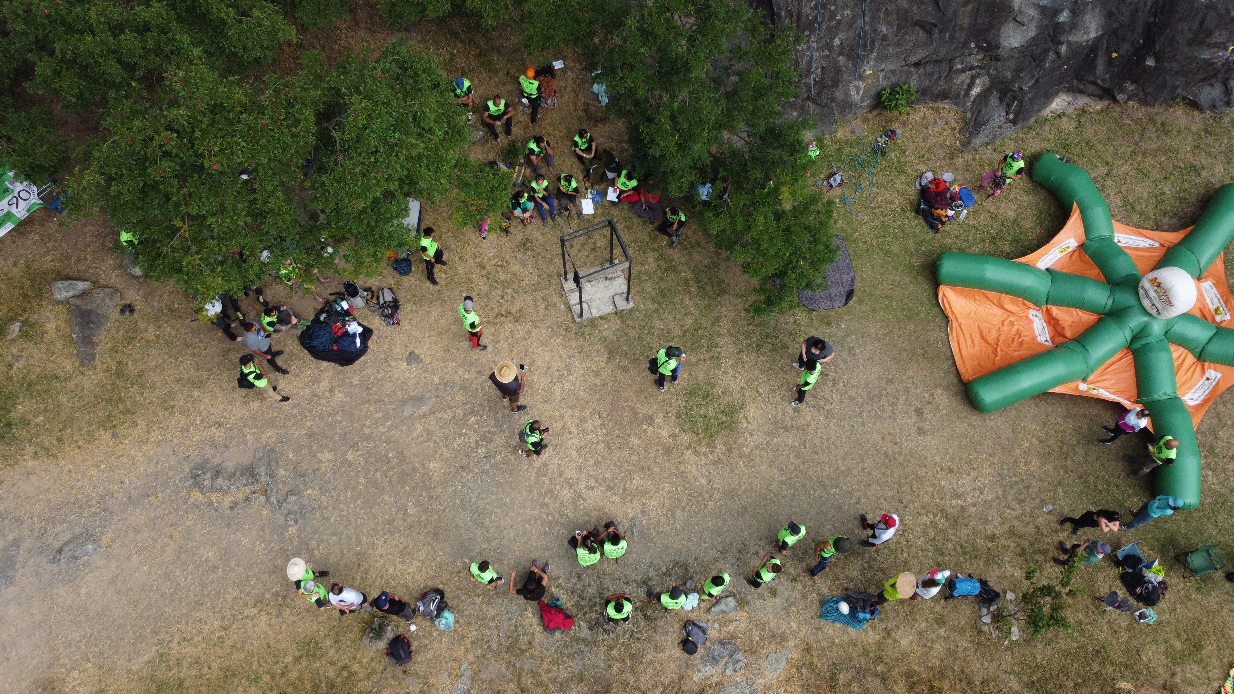 Vista aérea do evento de escalada na Pedreira Dib