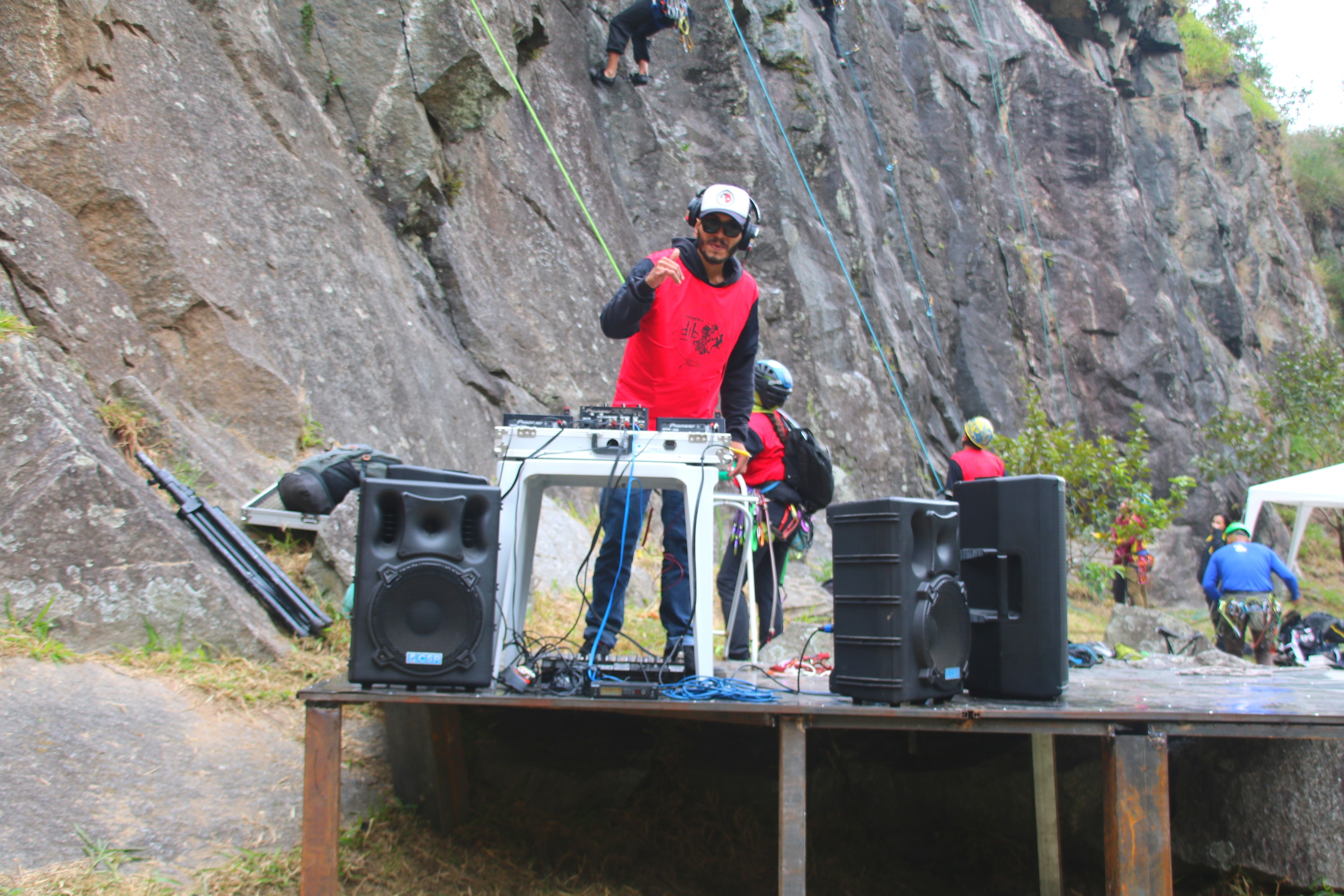 DJ animando o evento de escalada na pedreira