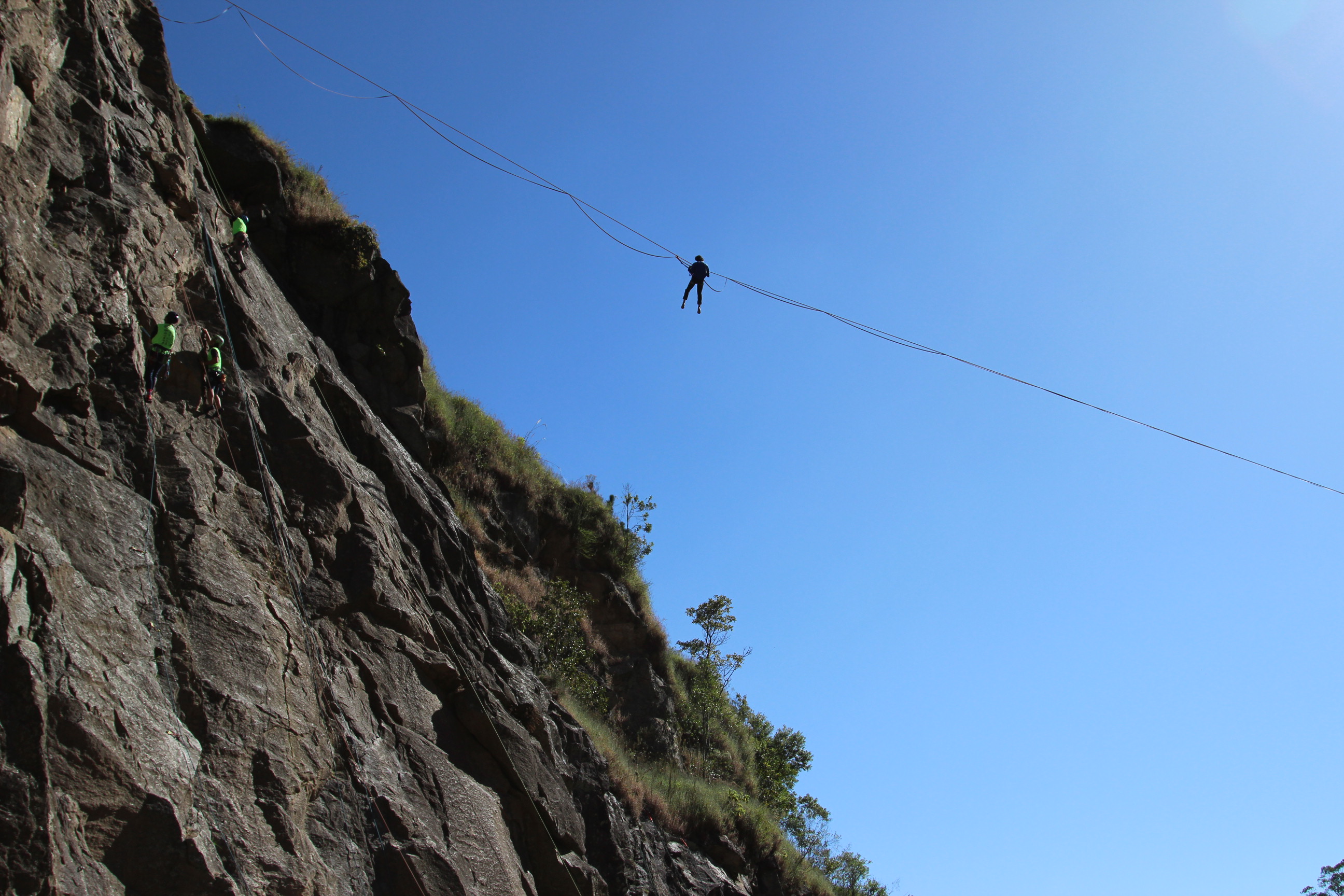 Highline sobre a pedreira com escaladores